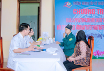 Trường Trung cấp Kỹ thuật Tăng thiết giáp tổ chức khám bệnh, cấp thuốc miễn phí cho nhân dân