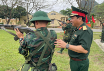 Thủ trưởng Bộ Tư lệnh Binh chủng kiểm tra huấn luyện chiến sĩ mới tại Trường Trung cấp Kỹ thuật Tăng thiết giáp