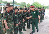 Thiếu tướng Nguyễn Đức Dinh kiểm tra, động viên đội tuyển tham gia Hội thao bắn súng quân dụng toàn quân năm 2024