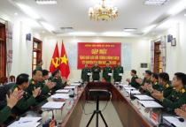 Xưởng sửa chữa xe tăng X32 thăm, chúc tết, tặng quà các đối tượng chính sách