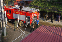 Lữ đoàn xe tăng 201 giúp dân dập tắt đám cháy, sơ tán tài sản