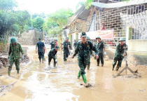 Lữ đoàn xe tăng 215 hỗ trợ nhân dân xã Tương Dương, tỉnh Nghệ An ổn định cuộc sống sau những trận lũ