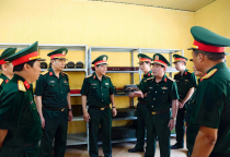 Thượng tướng Lê Huy Vịnh, Thứ trưởng Bộ Quốc phòng kiểm tra, làm việc với Binh chủng Tăng thiết giáp về kết quả thực hiện  công tác kỹ thuật, chuyển đổi số 