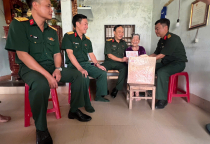 Binh chủng Tăng thiết giáp thăm tặng quà Mẹ Việt Nam Anh hùng tại xã Thăng An, Thăng Bình, Thành phố Đà Nẵng