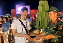 Hành động đẹp của người lính xe tăng 