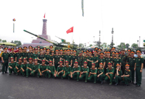 Lữ đoàn 201 tham quan Triển lãm 80 năm thành tựu đất nước 