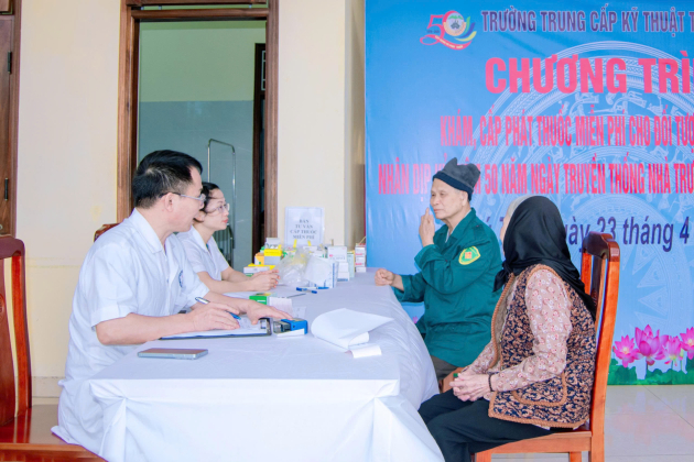 Trường Trung cấp Kỹ thuật Tăng thiết giáp tổ chức khám bệnh, cấp thuốc miễn phí cho nhân dân