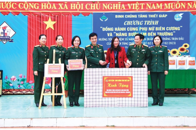 Chị Hoa thiết giáp