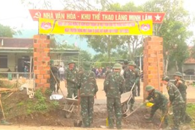 Lữ đoàn 215 làm công tác dân vận tại xã Nghĩa Lâm 