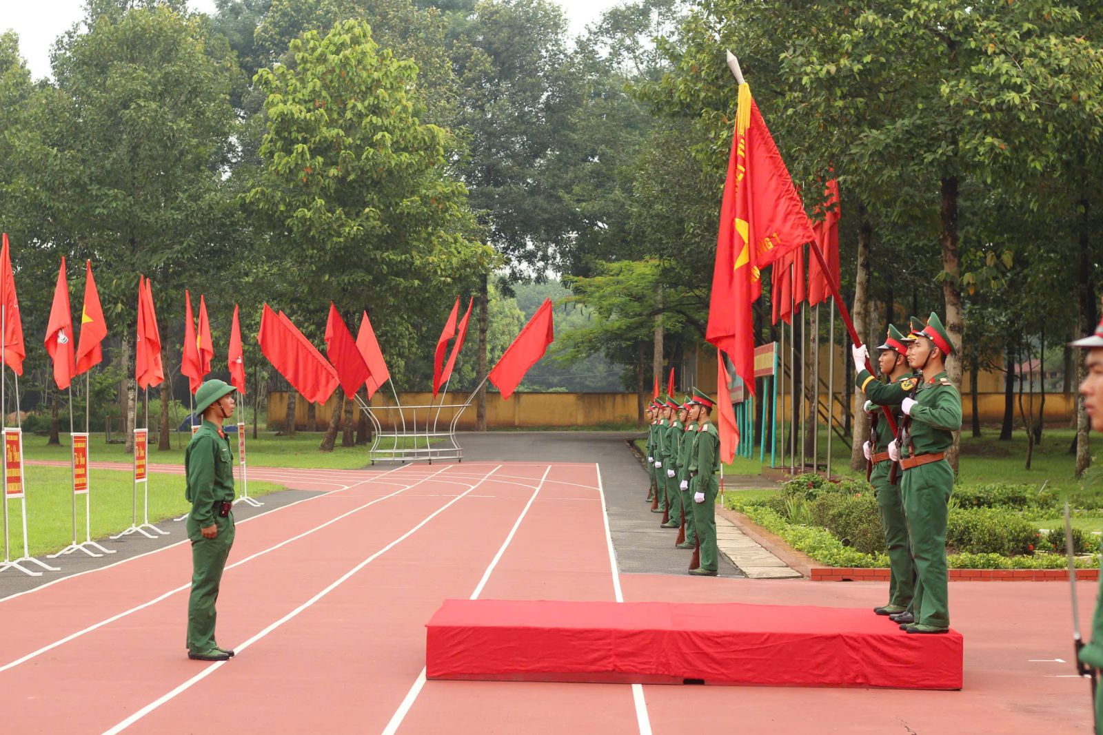 Binh nhì Phùng Cảnh Thanh đại diện 150 chiến sĩ nhập ngũ năm 2025  thực hiện nghi thức tuyên thệ chiến sĩ mới