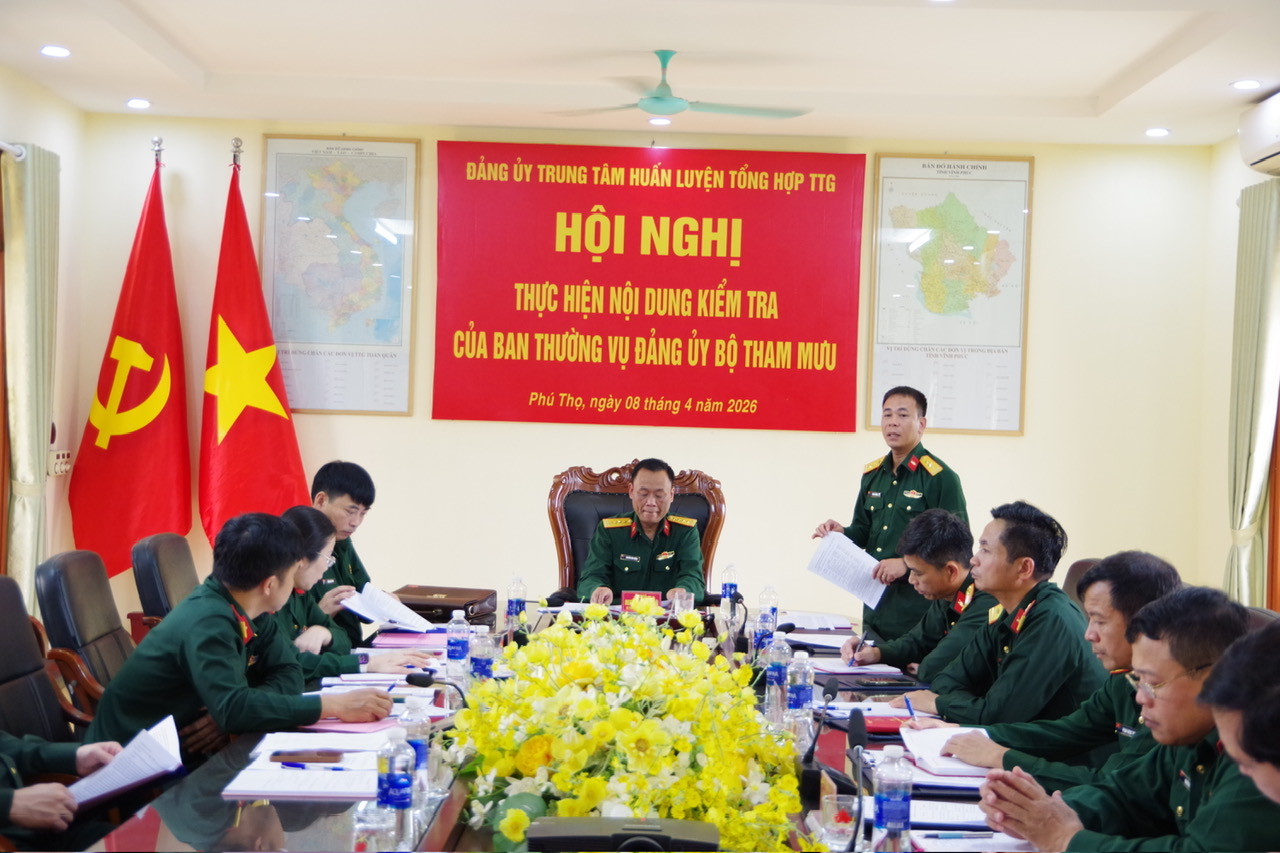 Đ/c Đại tá Nguyễn Văn Hướng, Bí thư Đảng ủy Bộ Tham mưu, Phó Tham mưu trưởng Binh chủng chủ trì hội nghị
