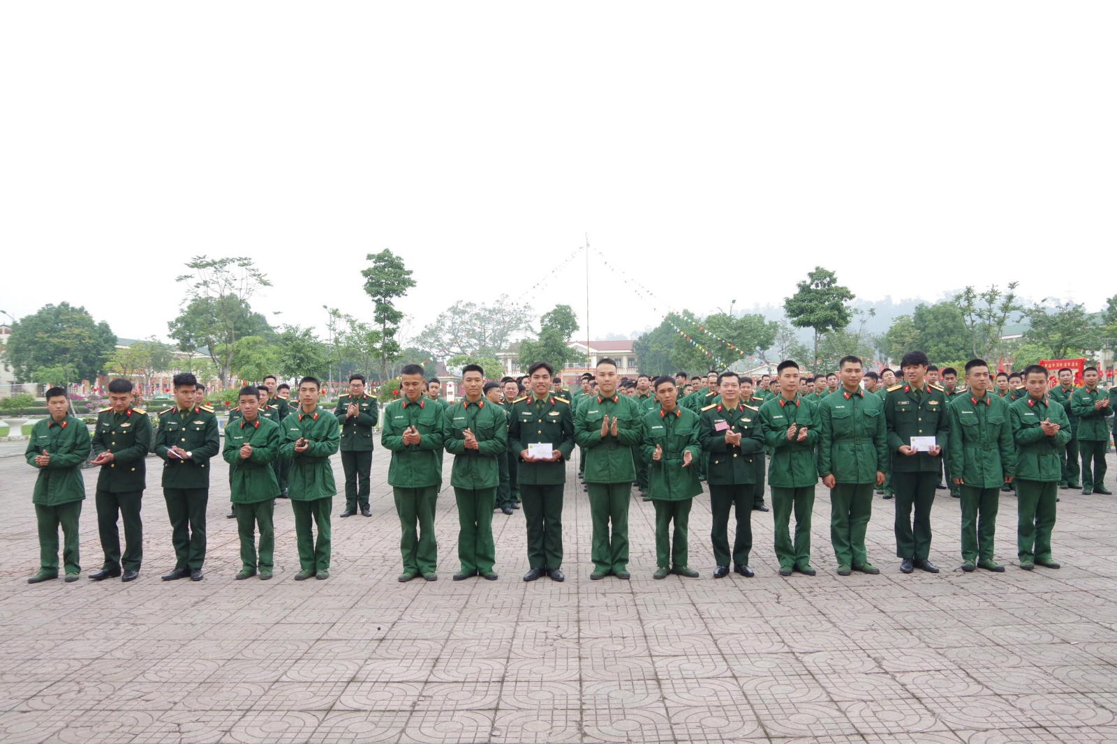 Ban tổ chức công bố và trao giải cho các đội thi