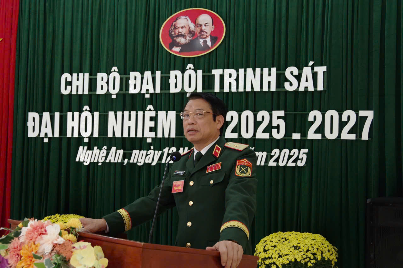 Thiếu tướng Nguyễn Đức Dinh, Bí thư Đảng ủy, Chính ủy Binh chủng phát biểu chỉ đạo, rút kinh nghiệm Đại hội