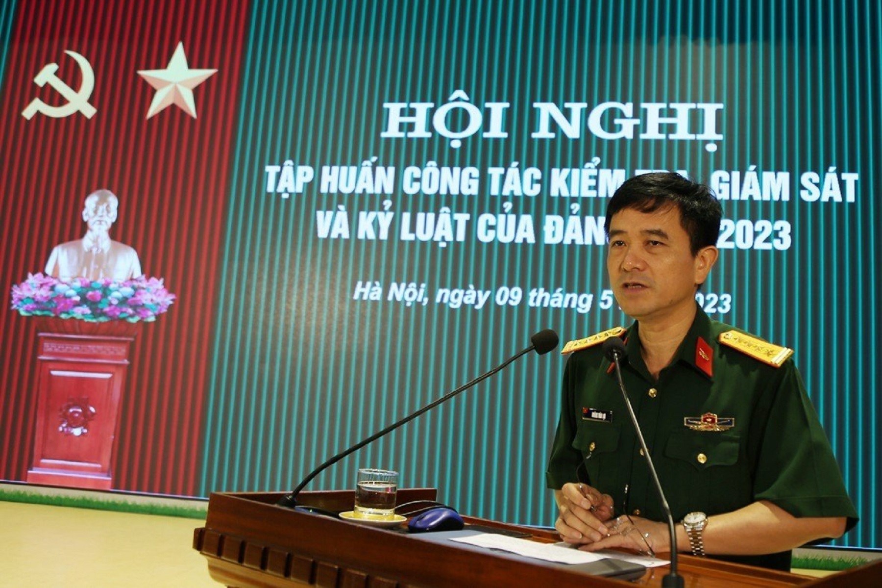 Đại tá Hoàng Văn Lợi, Phó chính ủy Binh chủng Tăng thiết giáp phát biểu khai mạc hội nghị.