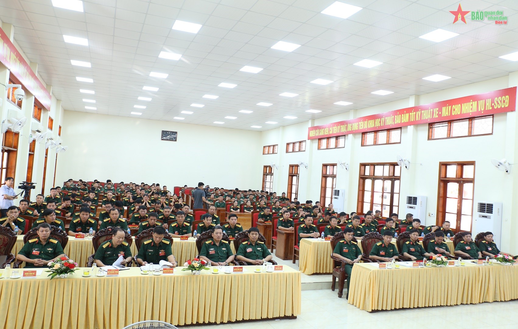 Toàn cảnh lễ khai mạc Hội thi xe tốt, lái xe giỏi năm 2023 tại Binh chủng Tăng thiết giáp. Ảnh: Văn Giang