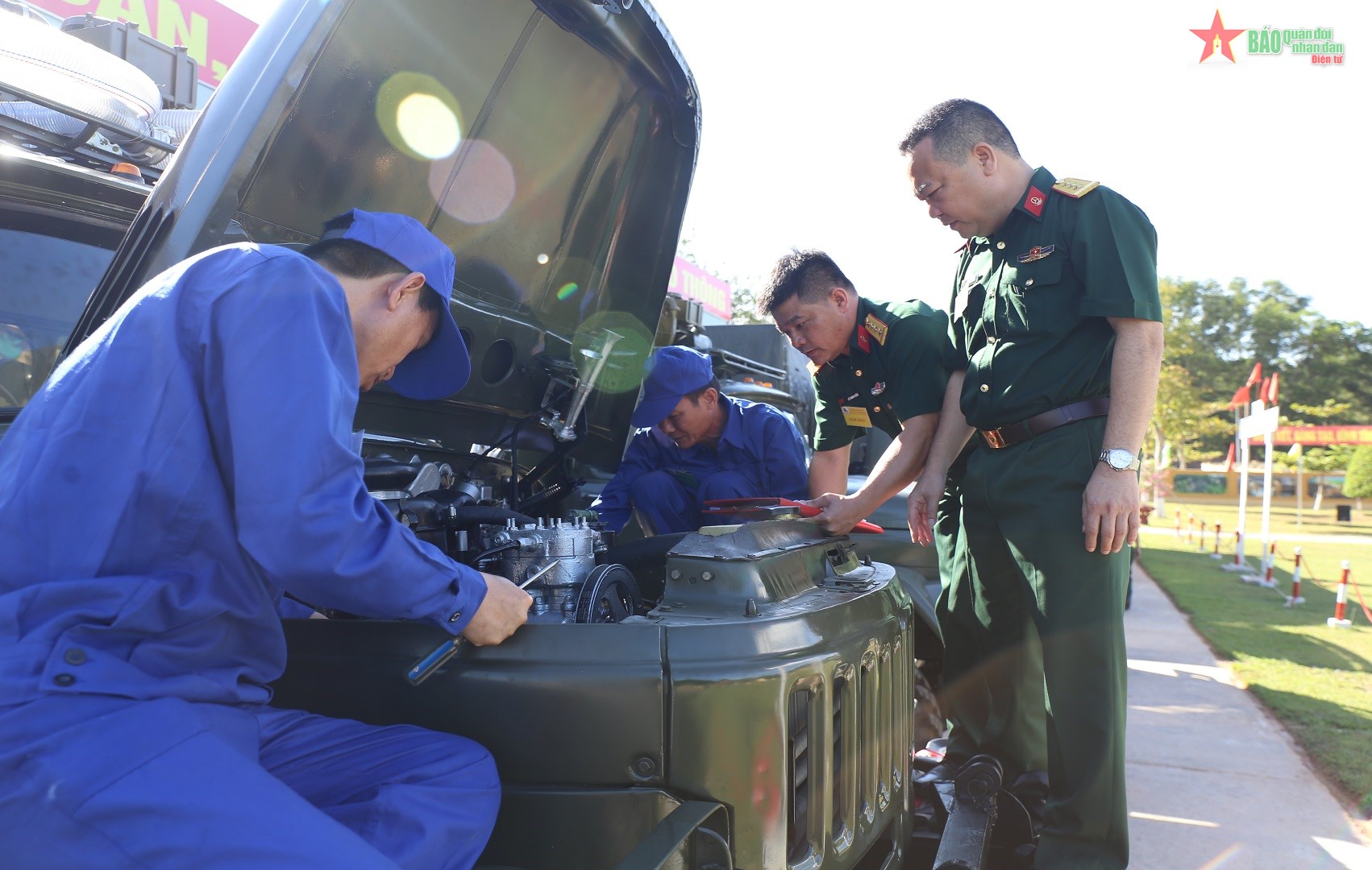 Ban giám khảo xem xét, chấm nội dung thi xe tốt. Ảnh: Văn Giang