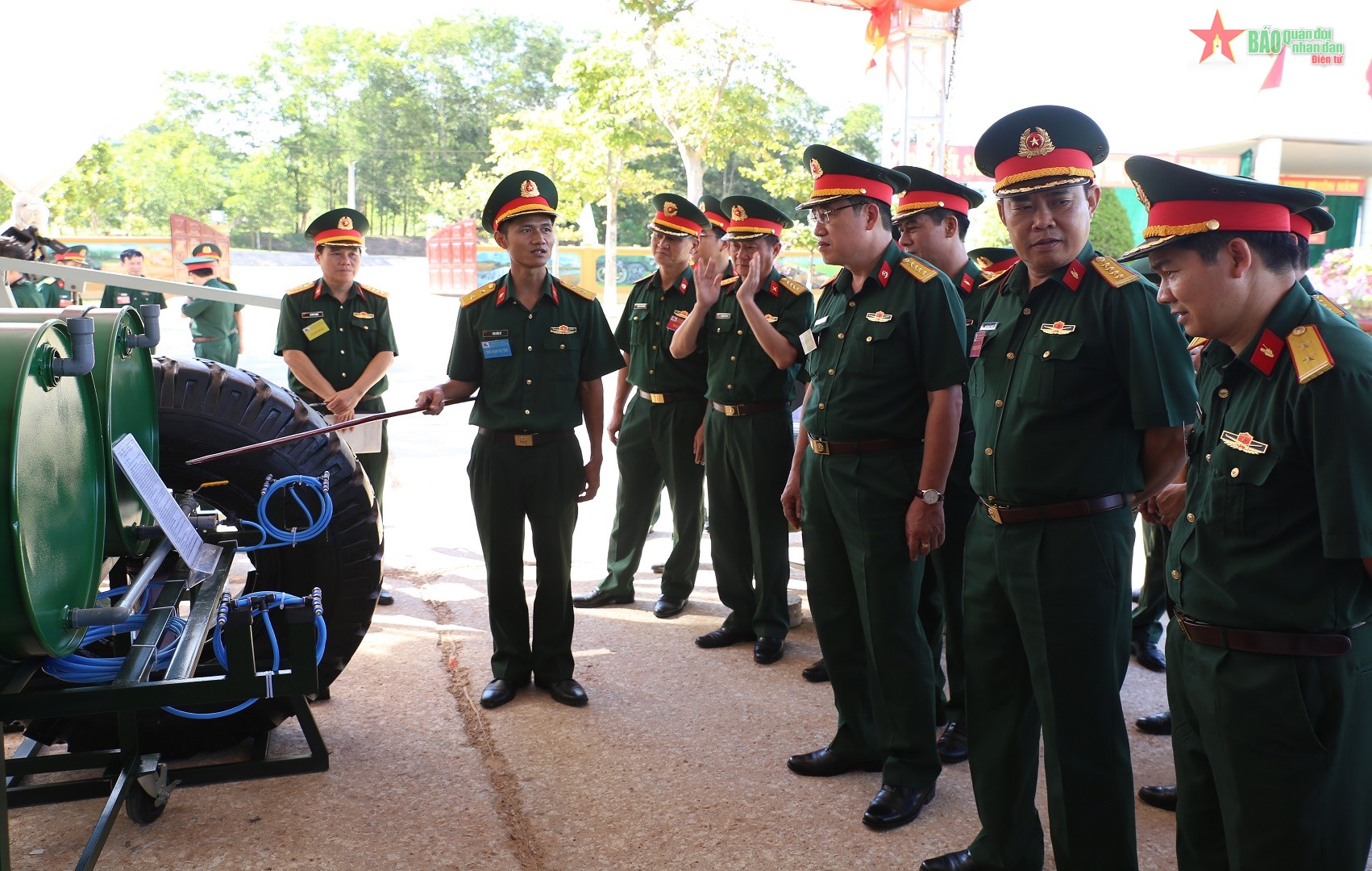 Các thí sinh đã dành nhiều tâm huyết, trí tuệ vào nội dung thi sáng kiến, cải tiến kỹ thuật. Ảnh: Văn Giang