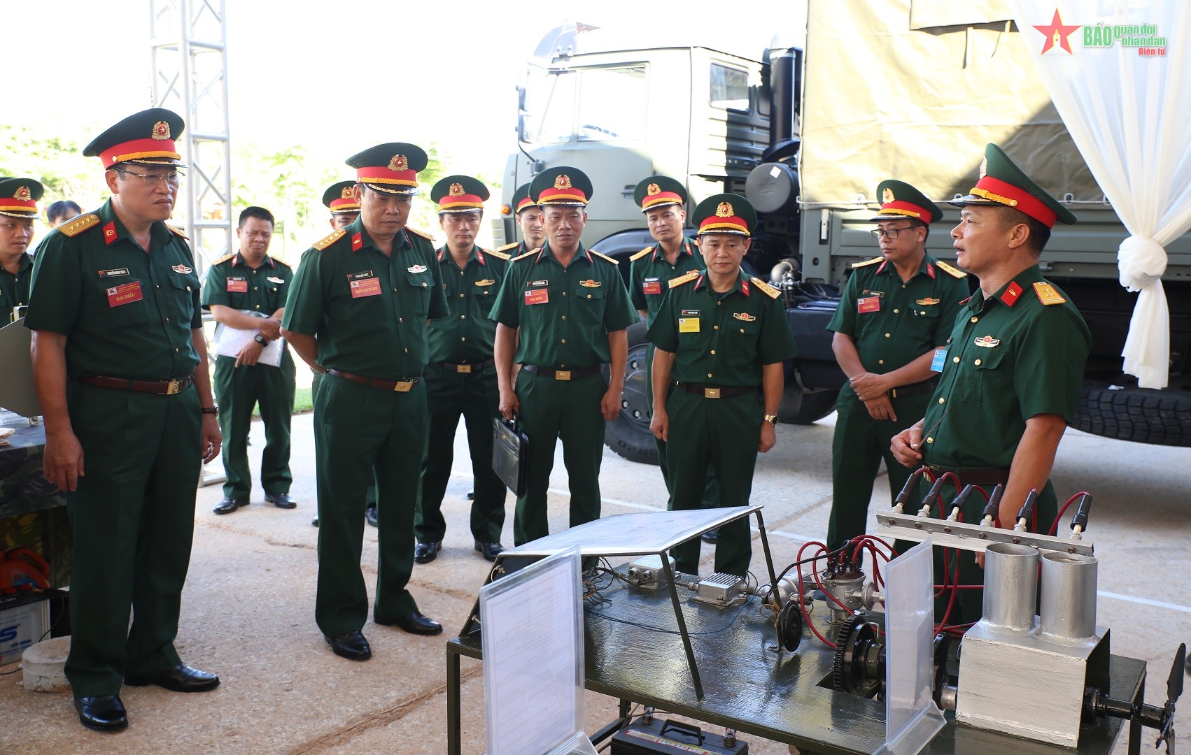 Đại tá Nguyễn Minh Tuấn, Phó cục trưởng Cục Xe-máy, Tổng cục Kỹ thuật tham quan khu kỹ thuật hội thi. Ảnh: Văn Giang