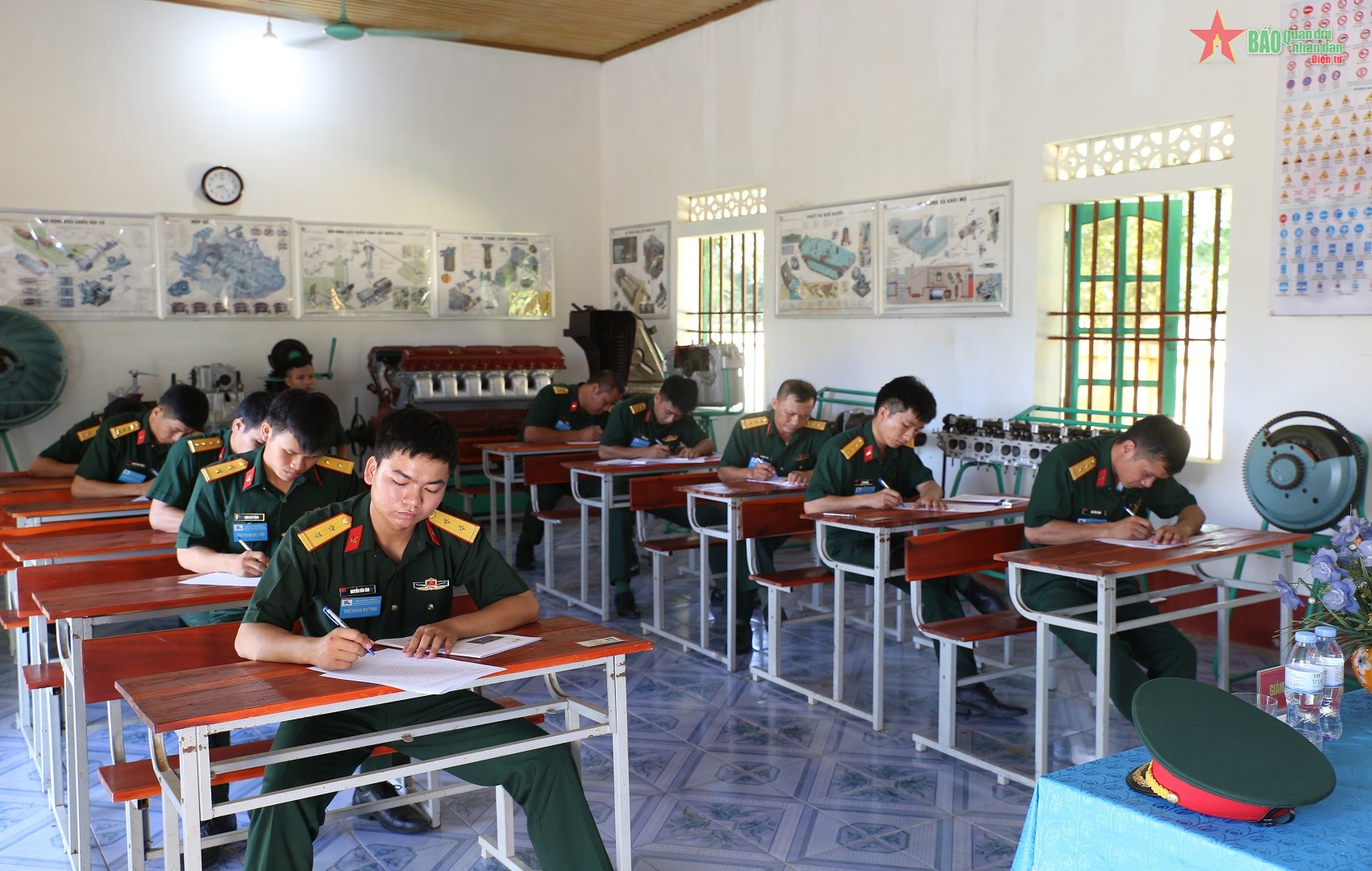 Các thí sinh thi lý thuyết. Ảnh: Văn Giang