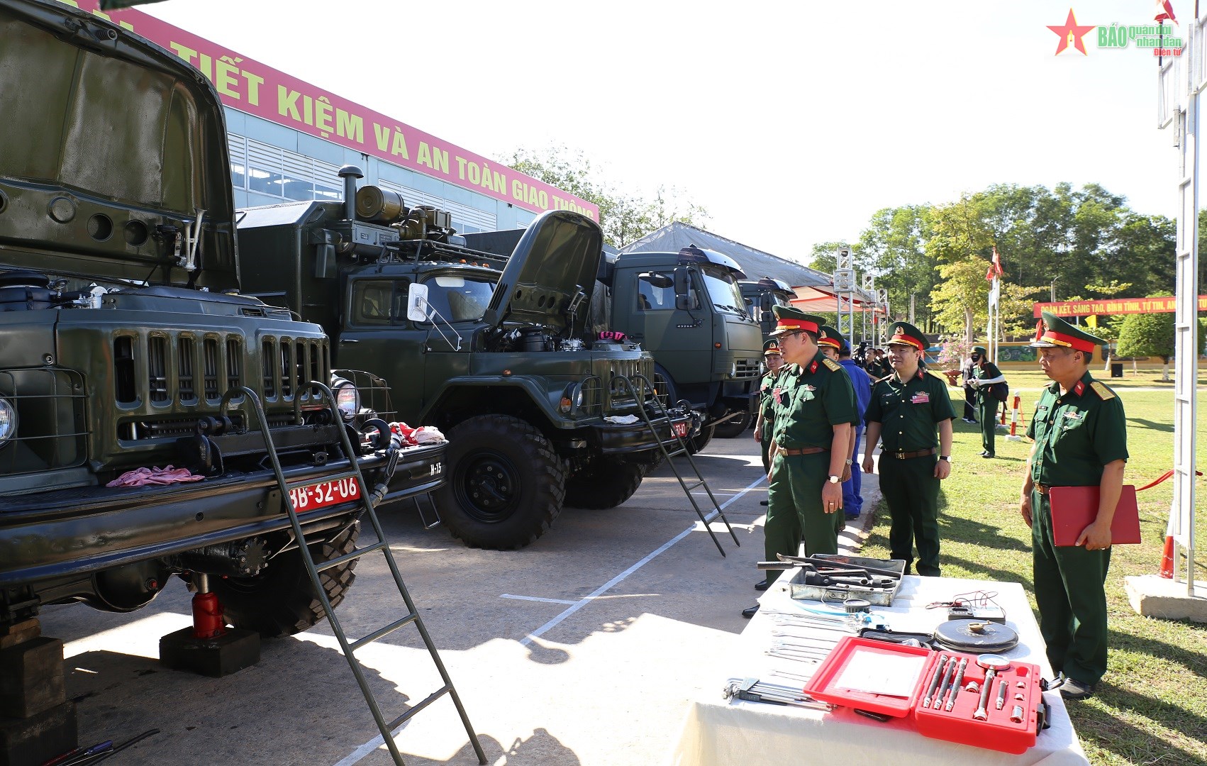 Đại biểu Cục Xe-máy, Tổng cục Kỹ thuật tham quan khu kỹ thuật. Ảnh: Văn Giang