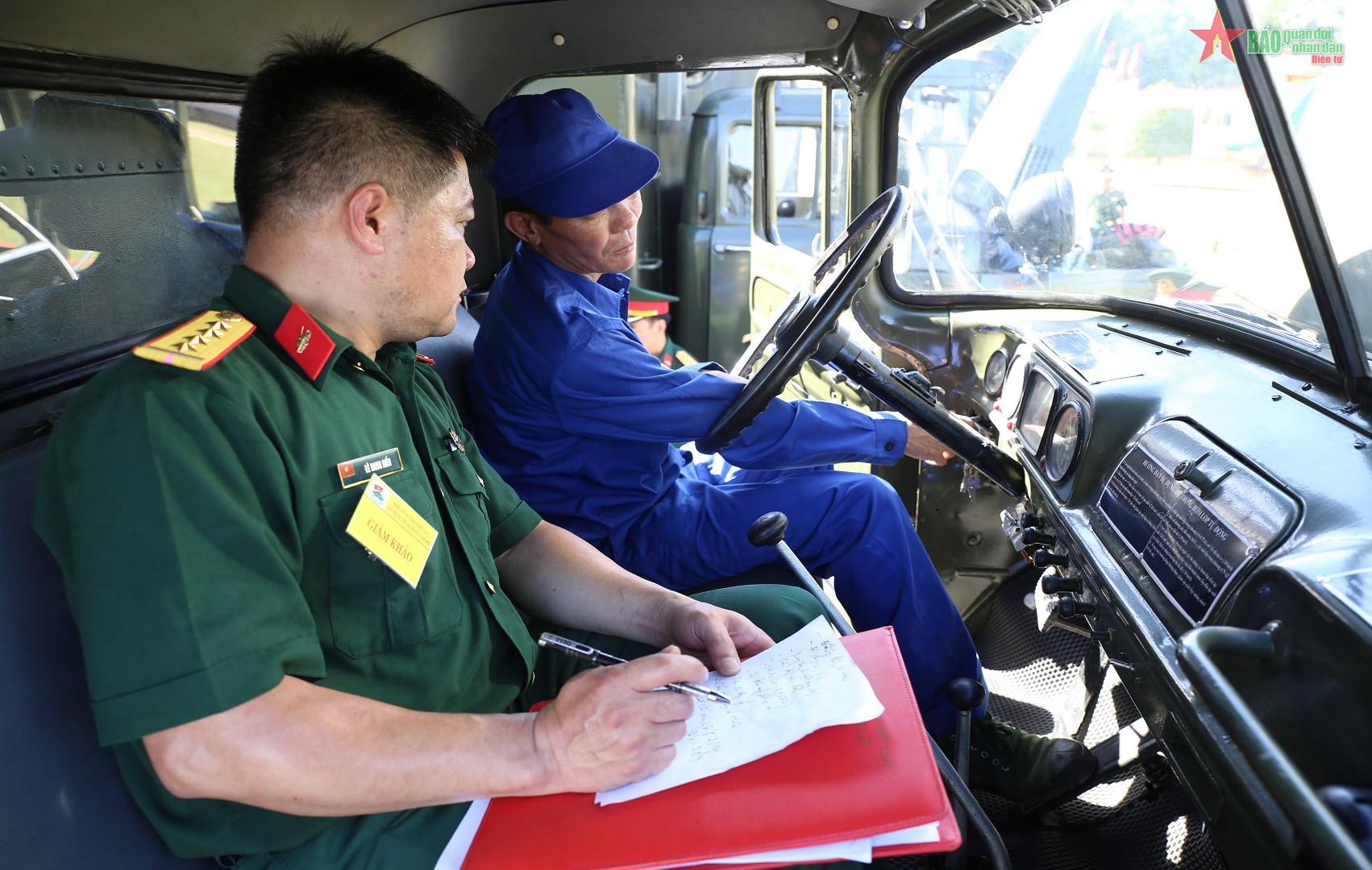 Nhân viên kỹ thuật xe đã chuẩn bị kỹ kiến thức, trau dồi tay nghề để tham gia thi với tinh thần cao nhất. Ảnh: Văn Giang