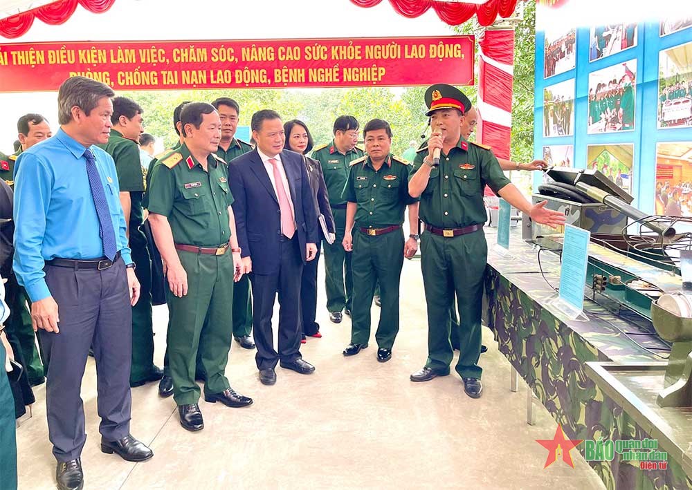 Thượng tướng Lê Huy Vinh cùng các đại biểu tham quan khu trưng bày trang thiết bị bảo hộ lao động, phòng cháy chữa cháy, sáng kiến cải tiến kỹ thuật.