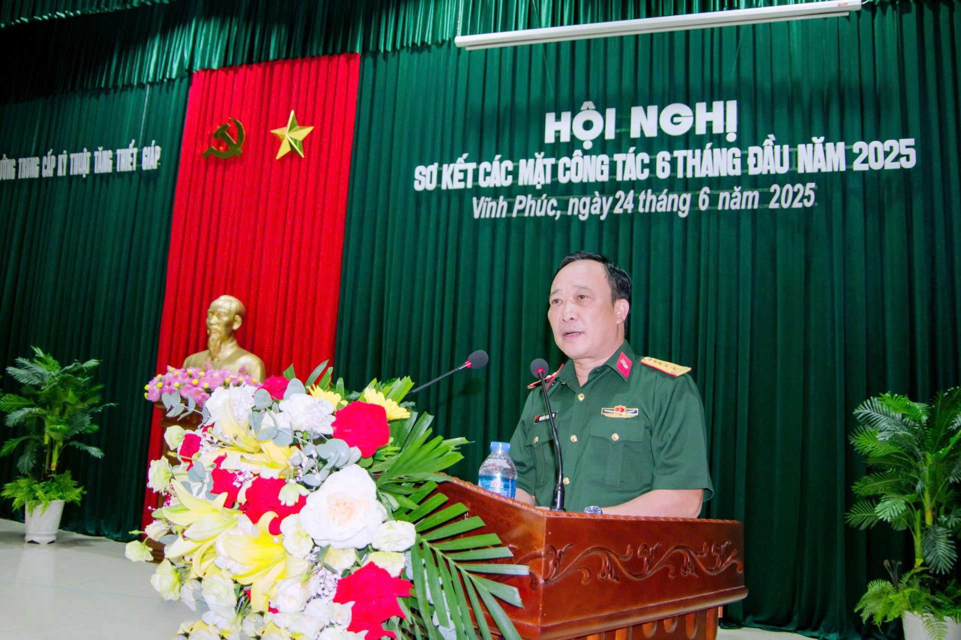 Trường Trung cấp Kỹ thuật Tăng thiết giáp tổ chức hội nghị sơ kết các mặt công tác 6 tháng đầu năm 2025