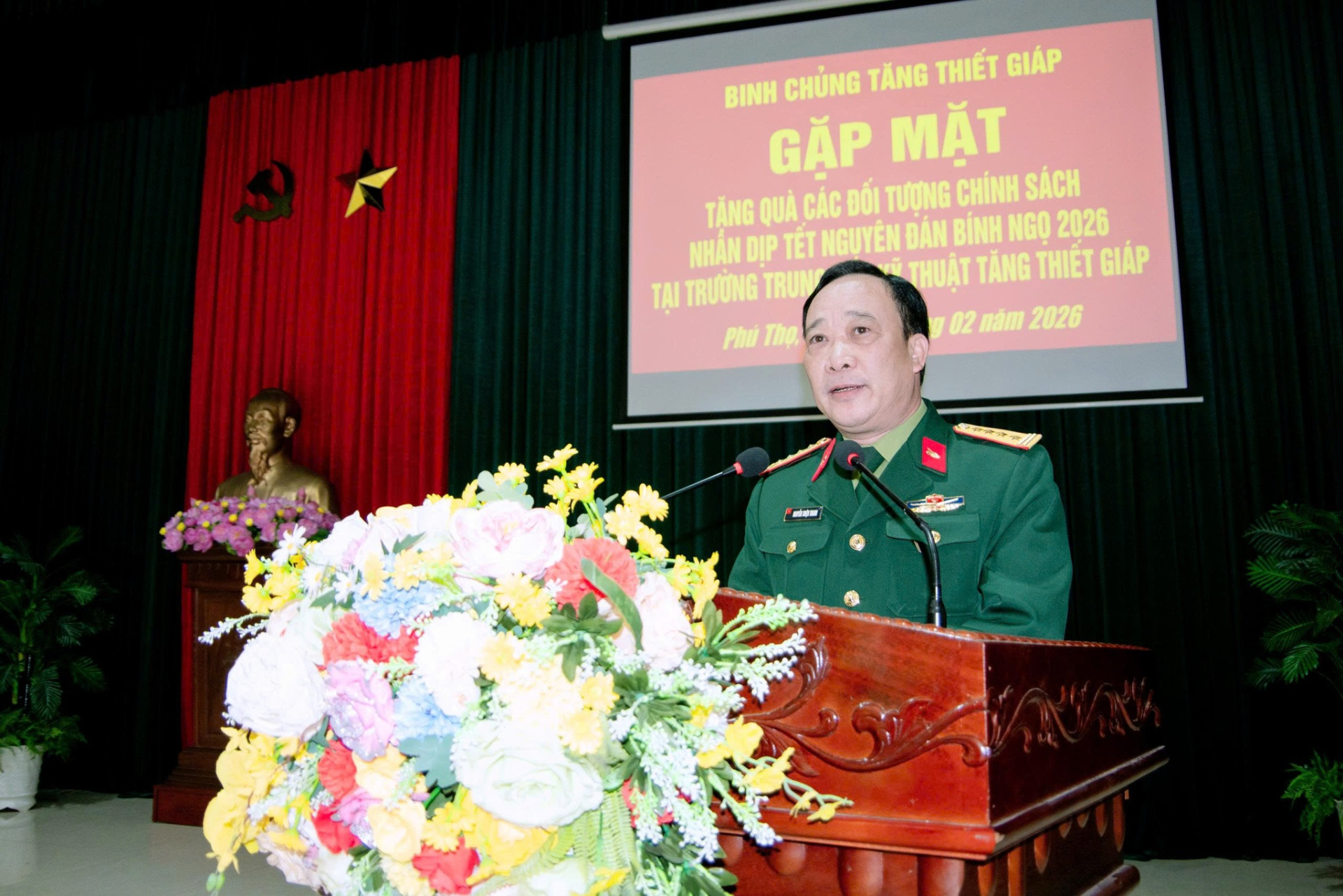 Binh chủng Tăng thiết giáp tặng quà các đối tượng chính sách tại Trường Trung cấp Kỹ thuật Tăng thiết giáp 