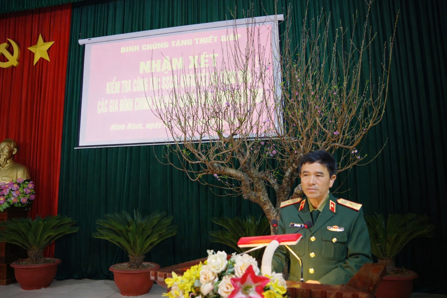 Binh chủng Tăng thiết giáp kiểm tra công tác sẵn sàng chiến đấu, chúc tết và tặng quà các gia đình chính sách tại Lữ đoàn Tăng thiết giáp 202