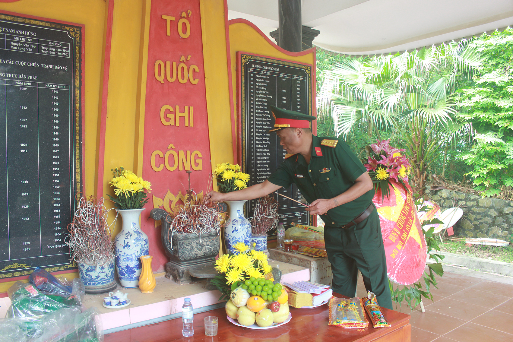 Bộ Tham mưu tổ chức viếng nghĩa trang đài tưởng niệm các anh hùng liệt sĩ