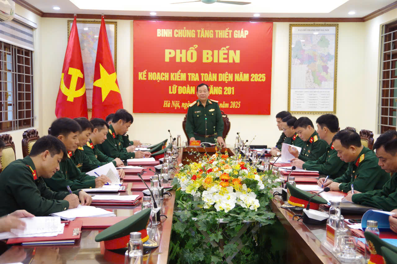 Binh chủng kiểm tra toàn diện Lữ đoàn xe tăng 201