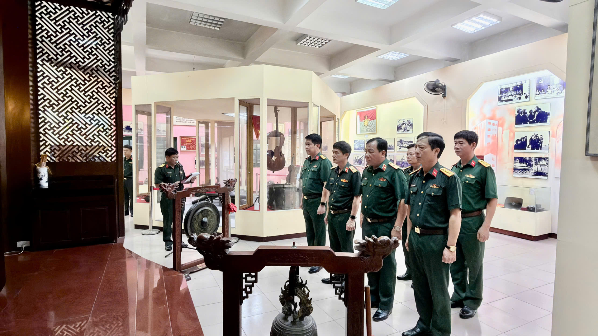 Dâng hương Ban thờ Bác Hồ và các Liệt sĩ  tại Bảo tàng lực lượng Tăng thiết giáp nhân dịp kỷ niệm 79 năm Ngày Thương binh liệt sĩ (27/7/1947- 27/7/2026)