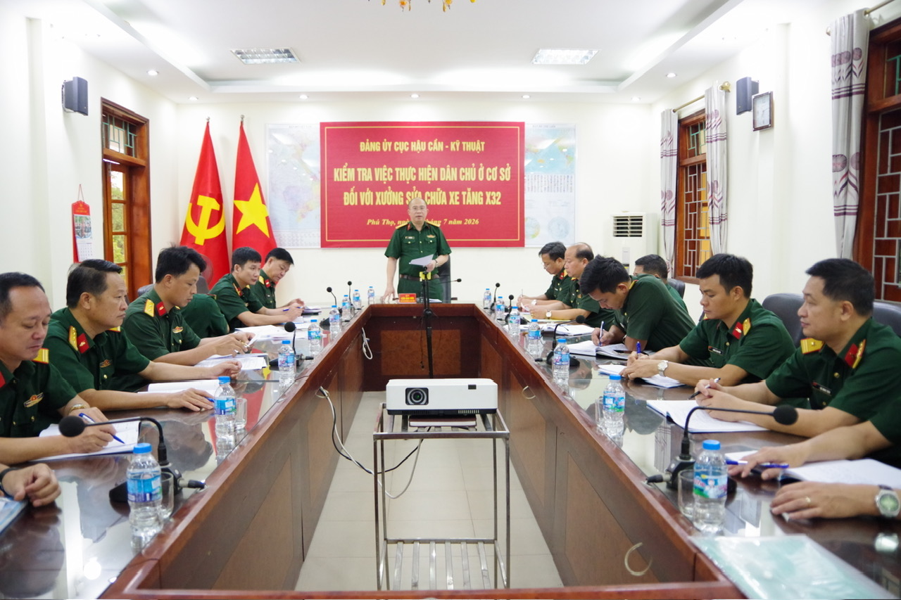Đảng ủy Cục Hậu cần - Kỹ thuật kiểm tra việc thực hiện dân chủ ở cơ sở đối với Đảng ủy Xưởng sửa chữa Tăng thiết giáp 32