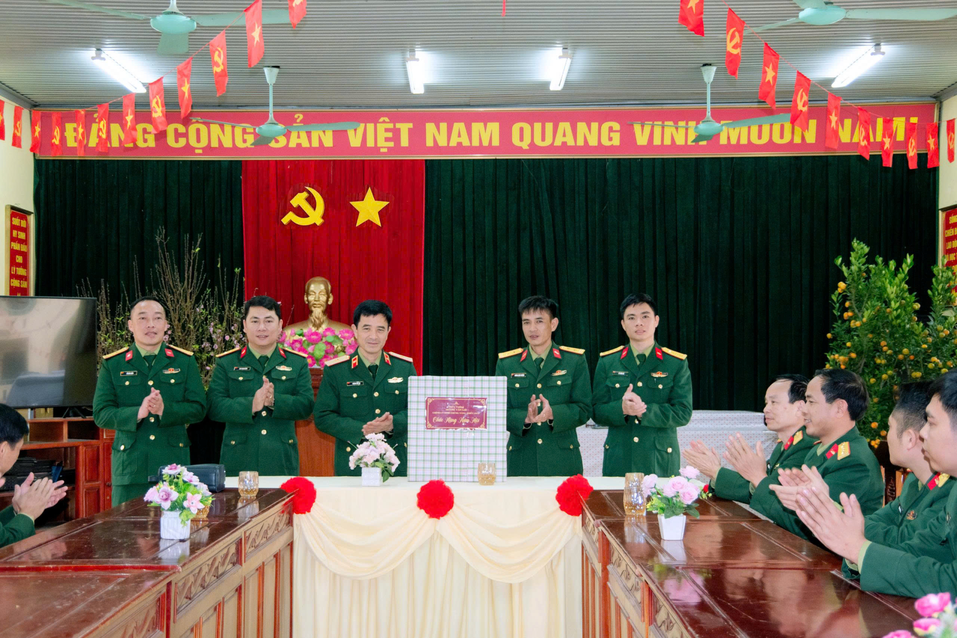 Binh chủng Tăng thiết giáp thăm, chúc Tết tại Trường Trung cấp Kỹ thuật Tăng thiết giáp 