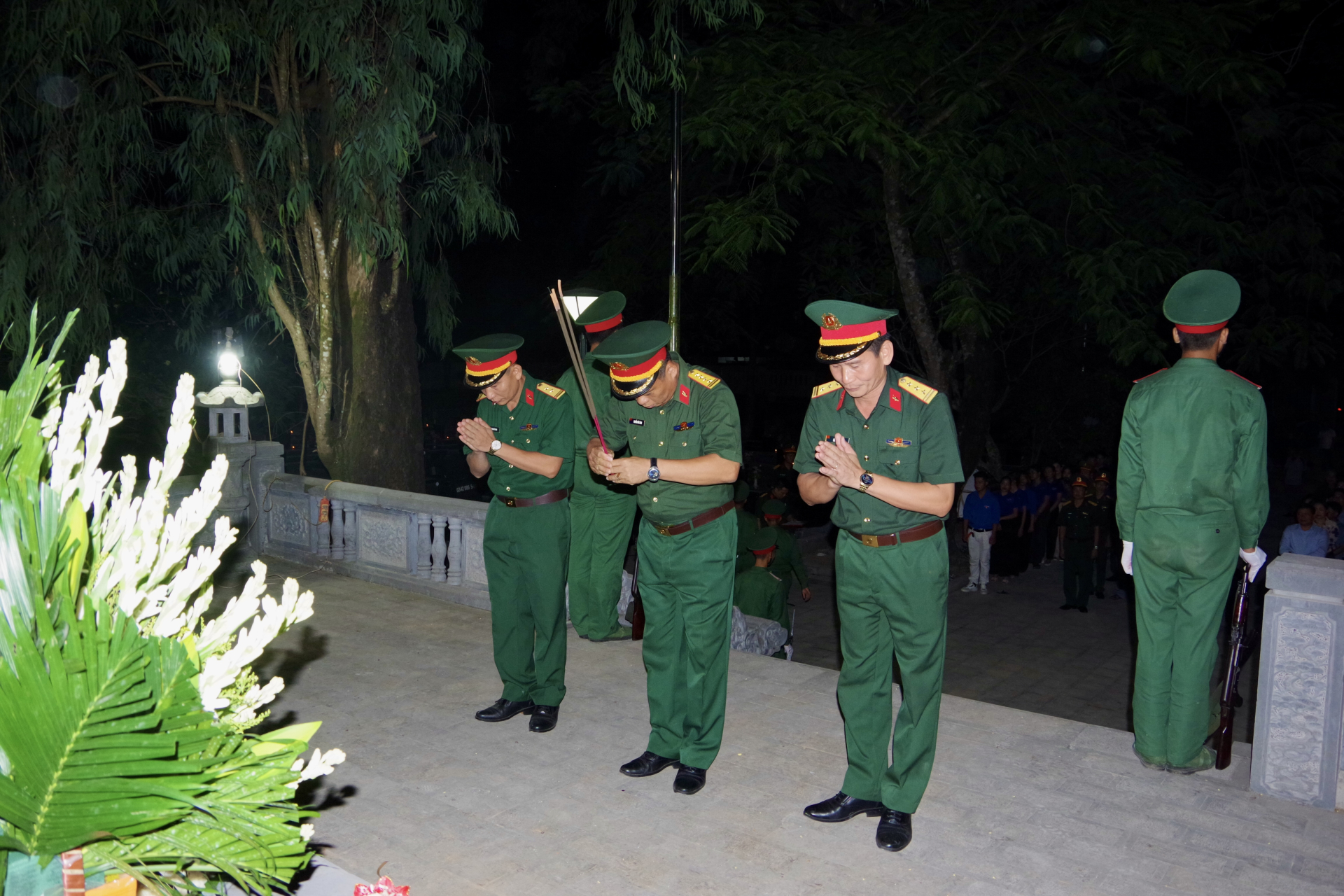 Lữ đoàn Tăng thiết giáp 202 tham gia dâng hương, thắp nến tri ân các Anh hùng Liệt sĩ tại Nghĩa trang Liệt sĩ xã Phú Long
