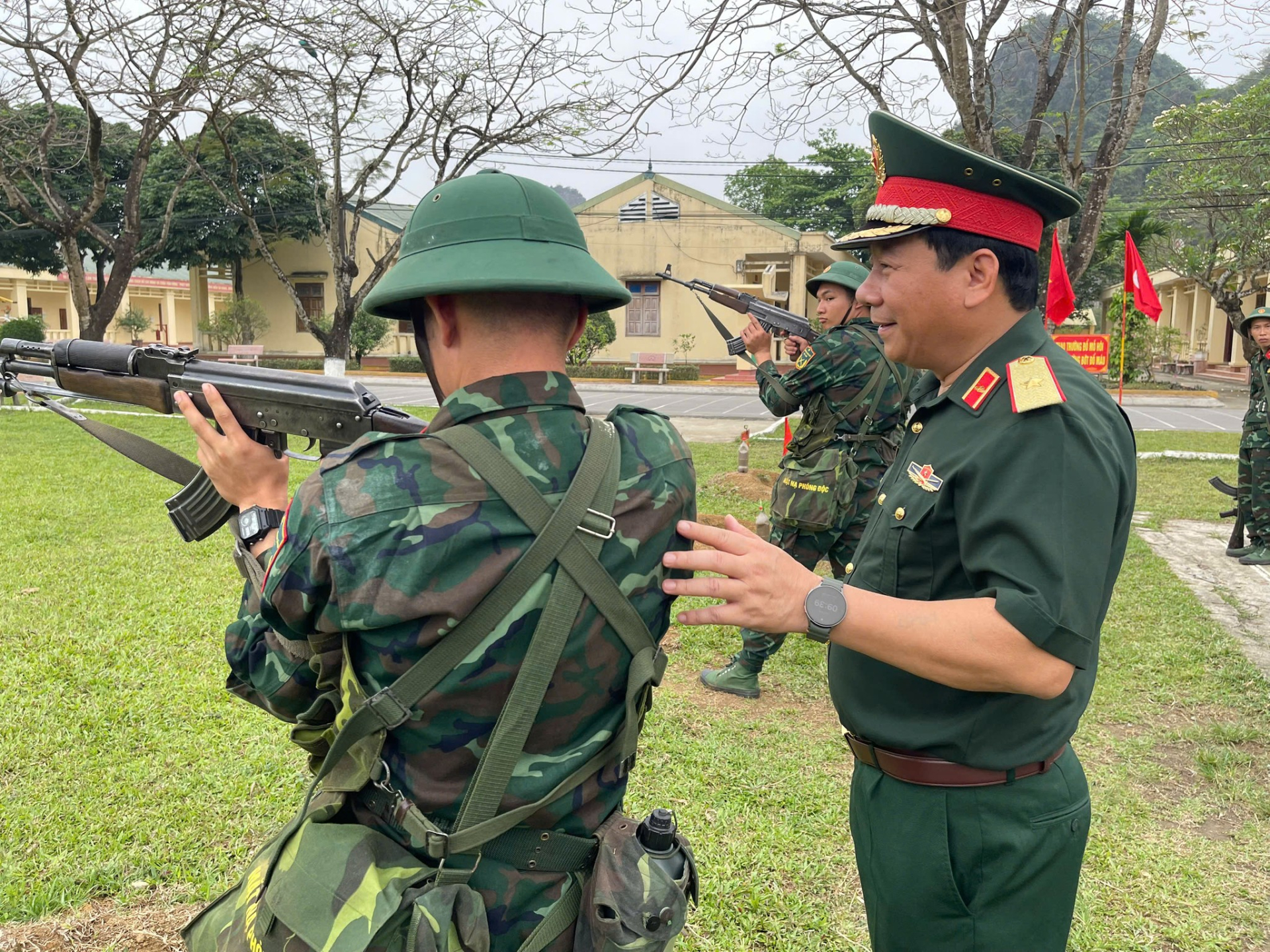 Thủ trưởng Bộ Tư lệnh Binh chủng kiểm tra huấn luyện chiến sĩ mới tại Trường Trung cấp Kỹ thuật Tăng thiết giáp