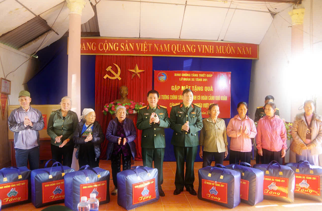          Lữ đoàn xe tăng 201 thực hiện tốt công tác dân vận trong diễn tập vòng tổng hợp tiểu đoàn, đại đội tăng năm 2025 