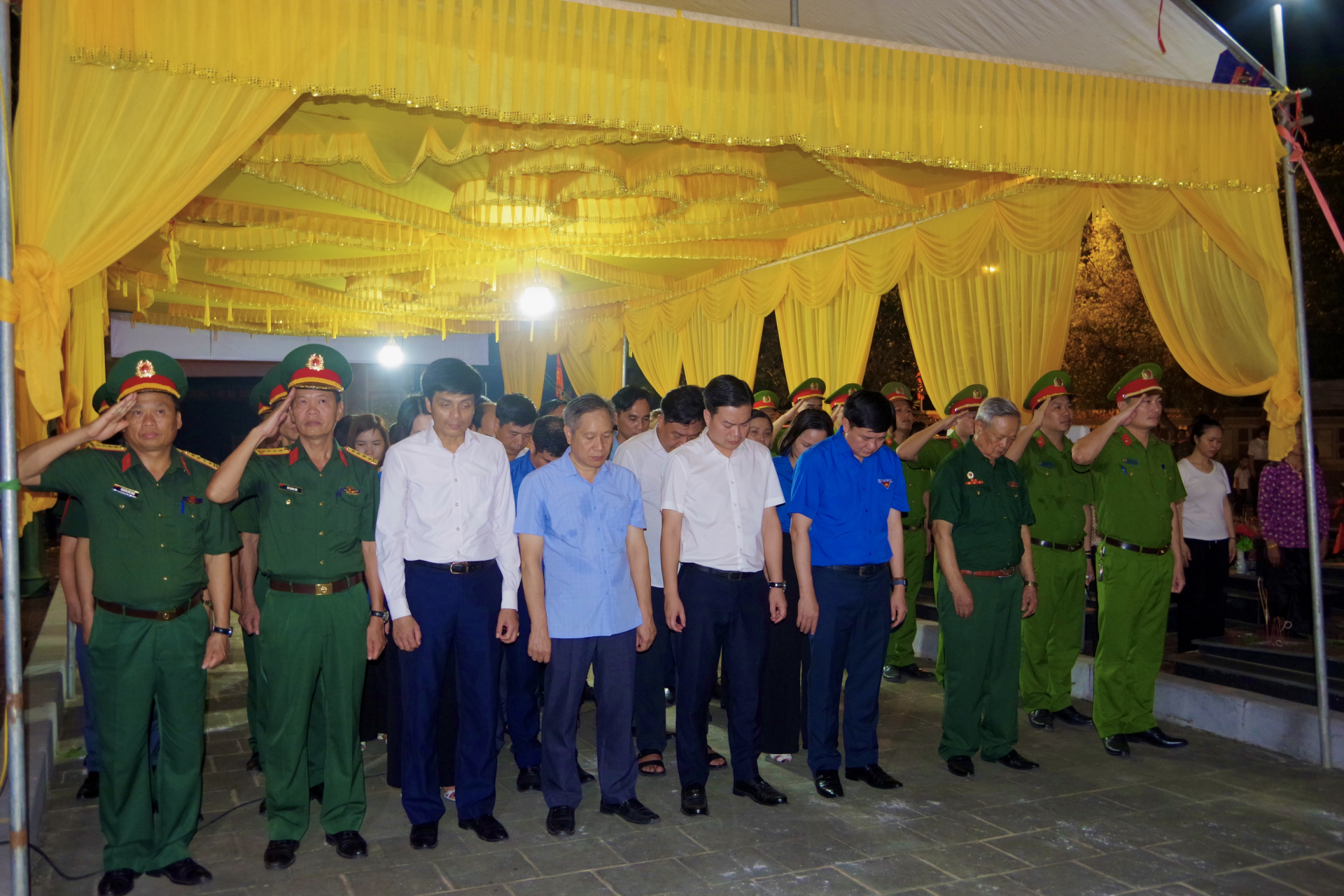 Lữ đoàn Tăng thiết giáp 202 tham gia dâng hương, thắp nến tri ân các anh hùng liệt sĩ nhân kỷ niệm 79 năm Ngày Thương binh - Liệt sĩ (27/7/1947 - 27/7/2026)