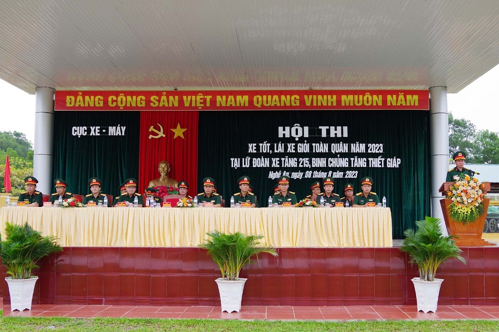 Lữ đoàn xe tăng 215: Tham gia Hội thi xe tốt, lái xe giỏi toàn quân năm 2023