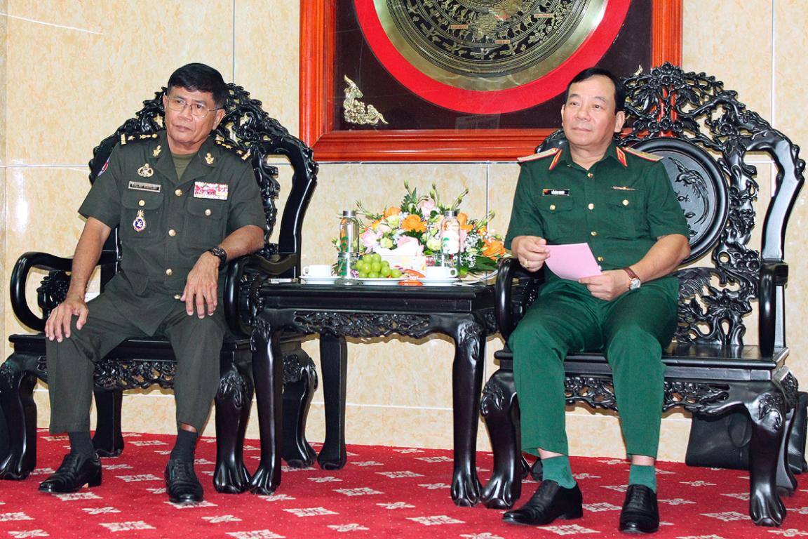 Đoàn cán bộ Bộ Tư lệnh Tăng, Lục quân Quân đội Hoàng gia Campuchia thăm và làm việc tại Binh chủng Tăng thiết giáp