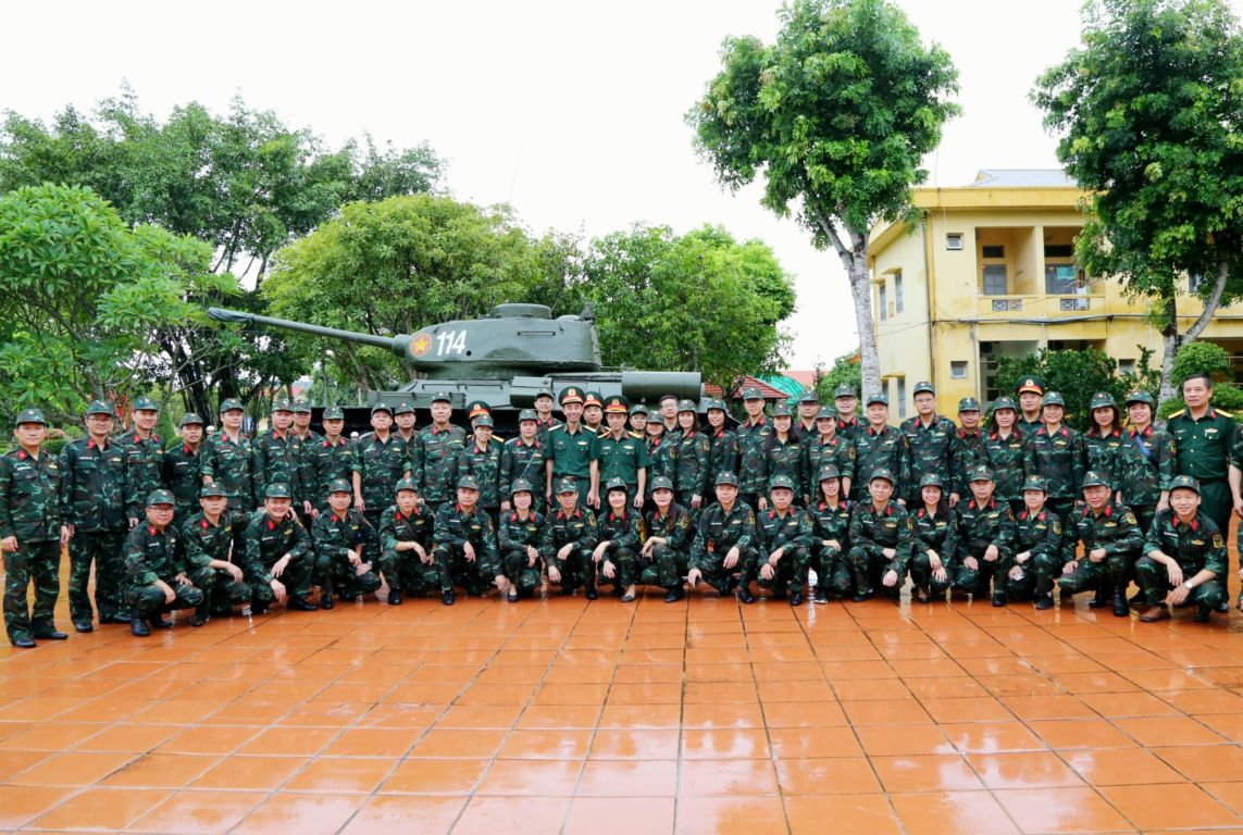 Đoàn cán bộ, học viên Học viện Chính trị Tham quan, nghiên cứu thực tế tại Lữ đoàn xe tăng 202