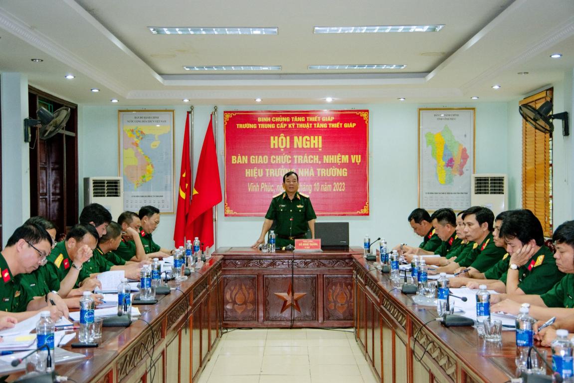 Bàn giao chức trách, nhiệm vụ Hiệu trưởng Trường Trung cấp Kỹ thuật Tăng thiết giáp