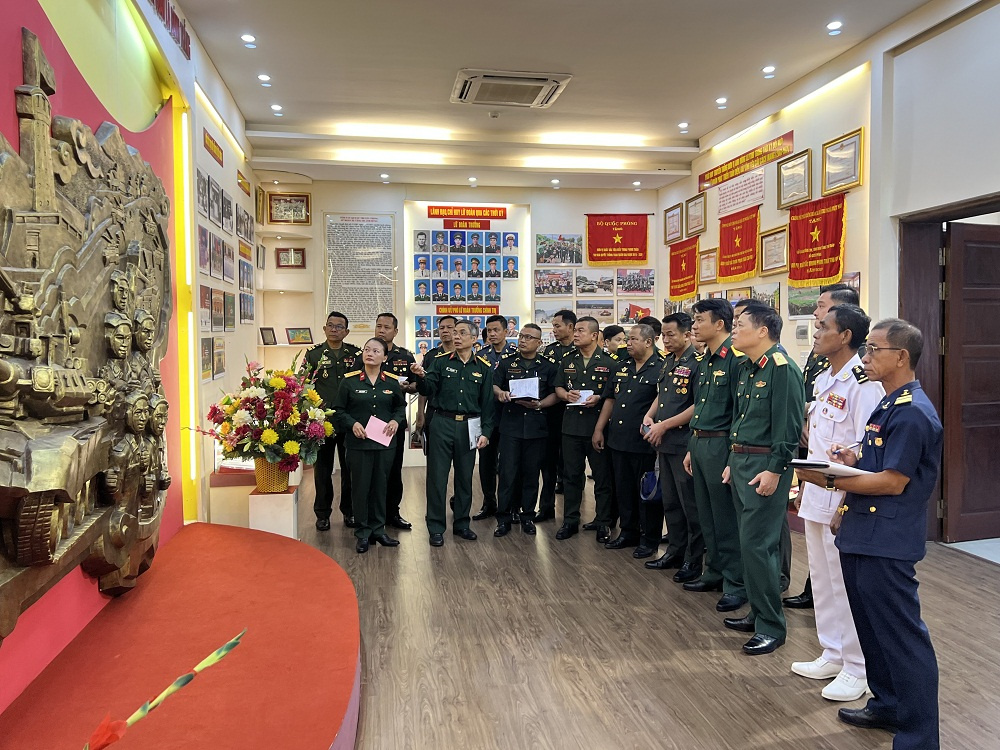 Lớp Bồi dưỡng ngắn hạn Sĩ quan cao cấp Quân đội Hoàng gia Campuchia Khóa 13, Học viện Chính trị tham quan, trao đổi kinh nghiệm hoạt động công tác chính trị tại Lữ đoàn xe tăng 201