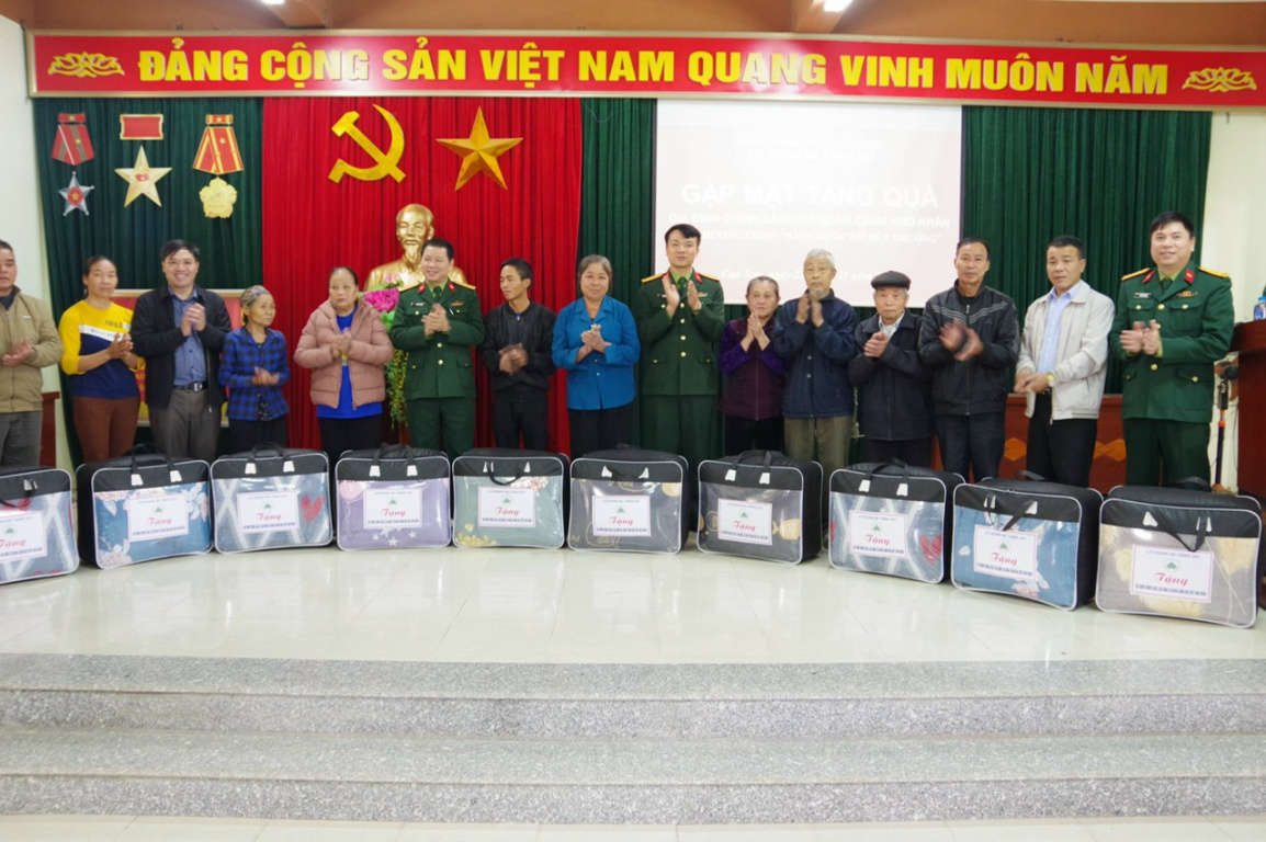 Lữ đoàn xe tăng 201 hành quân dã ngoại làm công tác dân vận năm 2023