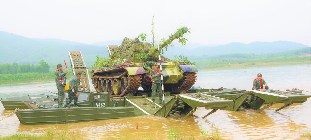 Lữ đoàn xe tăng 215 tổ chức diễn tập CH-TM 1 bên 1 cấp trên bản đồ và ngoài thực địa, có một phần thực binh