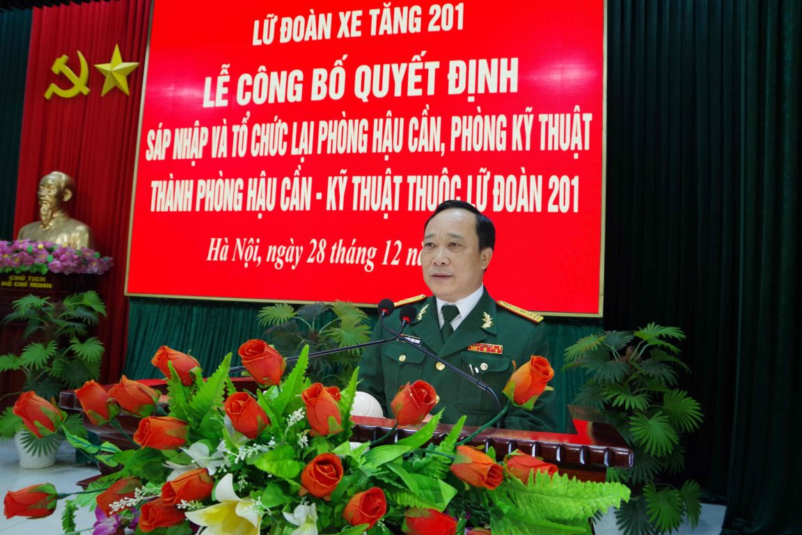 Lữ đoàn xe tăng 201 tổ chức Lễ công bố Quyết định sáp nhập, tổ chức lại Phòng Hậu cần và Phòng Kỹ thuật thành Phòng Hậu cần - Kỹ thuật