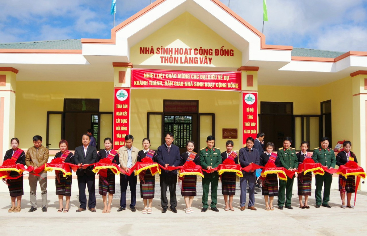 Khánh thành, bàn giao Nhà sinh hoạt cộng đồng thôn Làng Vây và thực hiện chương trình “Đồng hành cùng phụ nữ biên cương”, “Nâng bước em đến trường” tại Hướng Hóa, Quảng Trị