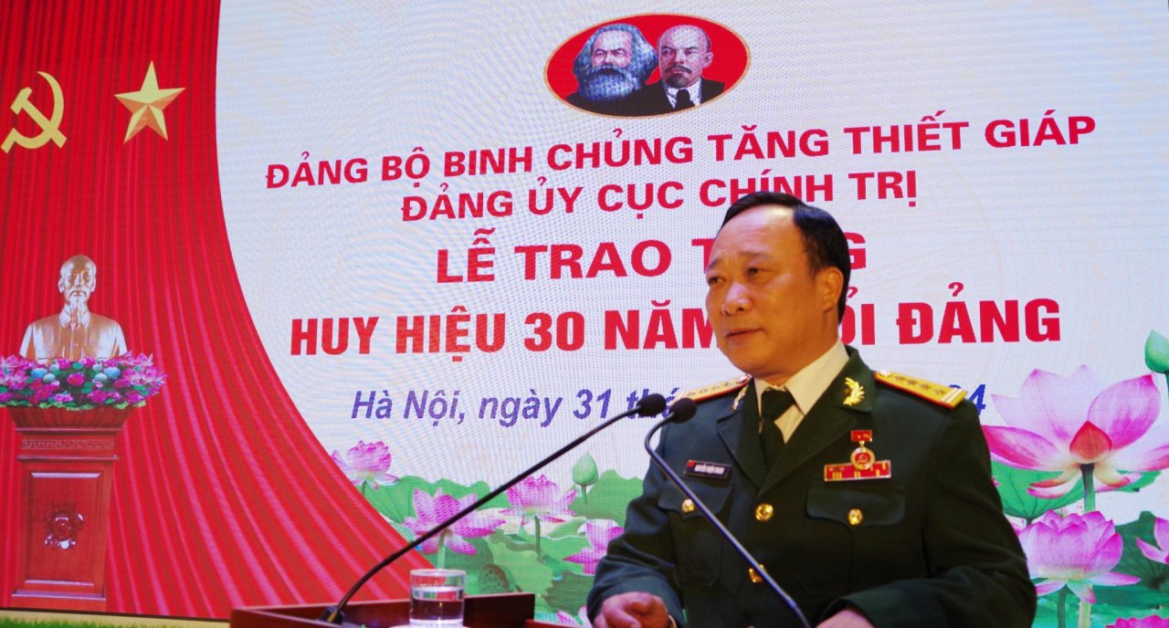 Đảng ủy Cục Chính trị tổ chức Lễ trao tặng huy hiệu 30 năm tuổi Đảng