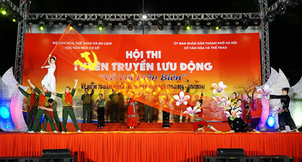 Sôi động Hội thi Tuyên truyền lưu động “Về với Điện Biên” tại Hà Nội