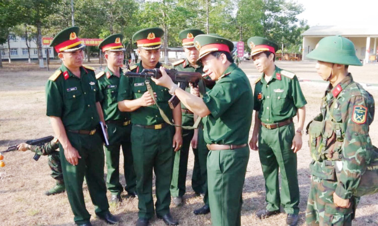 Tư lệnh Binh chủng Tăng thiết giáp kiểm tra huấn luyện tại Đồng Nai